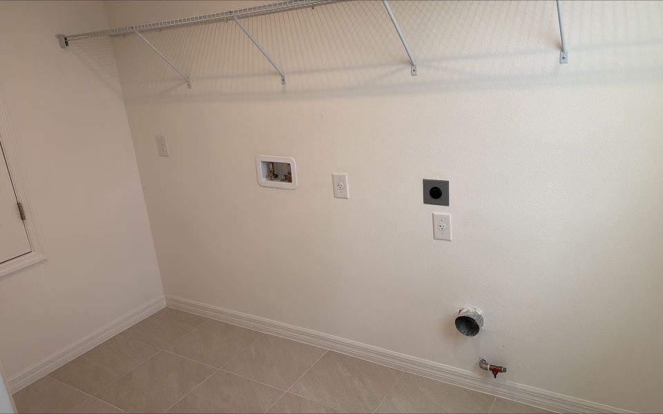 Spacious, unfurnished interior of a new home in Eagletail Landings, Howey-in-the-Hills (Image 17).