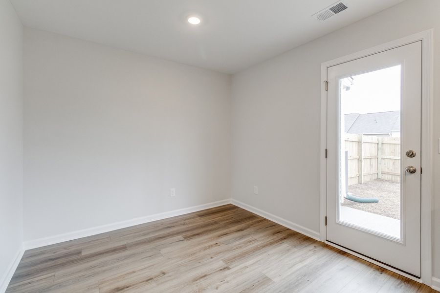 Spacious, unfurnished interior of a new home in Astoria, Columbia (Image 17).