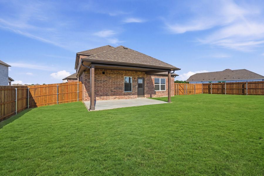 Exterior details and patio area of a home in Saddlebrook Estates, Waxahachie (Image 28).