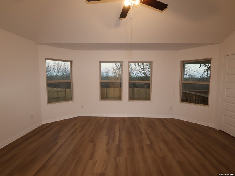 Spacious, unfurnished interior of a new home in Cinco Lakes, San Antonio (Image 9).