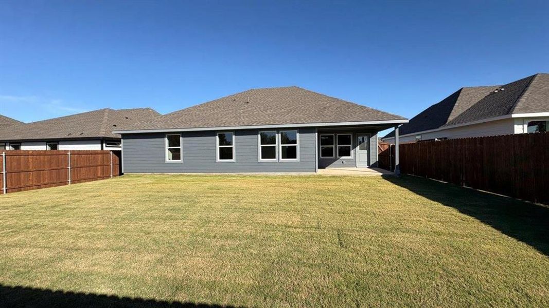 Exterior details and patio area of a home in Sandstone Estates, Granbury (Image 21).