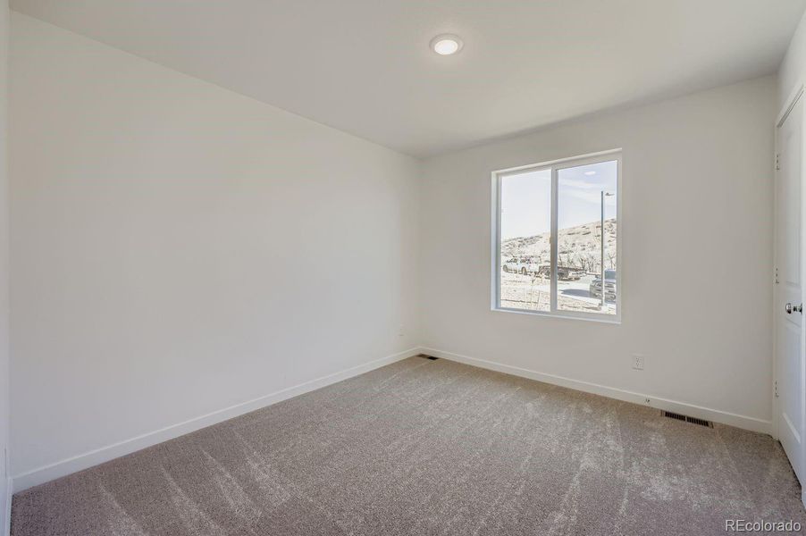 Spacious, unfurnished interior of a new home in Preserve at Mesa Creek, Colorado Springs (Image 11).