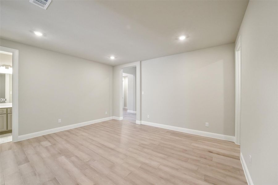 Spacious, unfurnished interior of a new home in Evergreen 60', Conroe (Image 22).