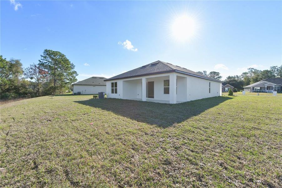 Exterior details and patio area of a home in , Dunnellon (Image 4).