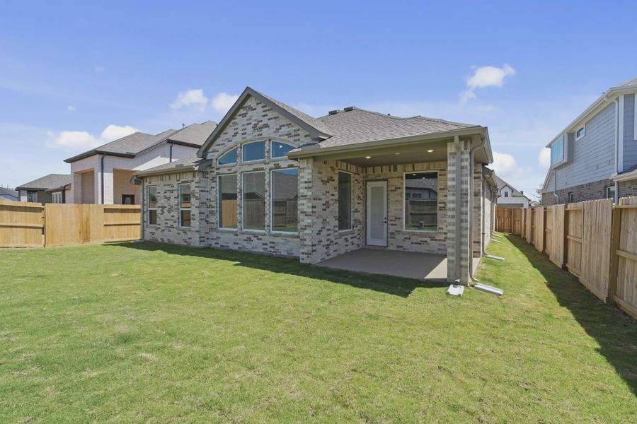 Exterior details and patio area of a home in Jordan Ranch 55's, Fulshear (Image 17).