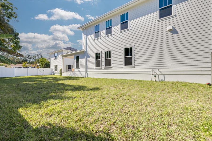 Exterior details and patio area of a home in , St. Petersburg (Image 4).