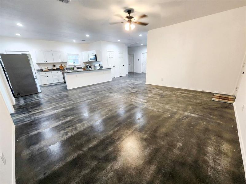 Spacious, unfurnished interior of a new home in , Kennedale (Image 20).