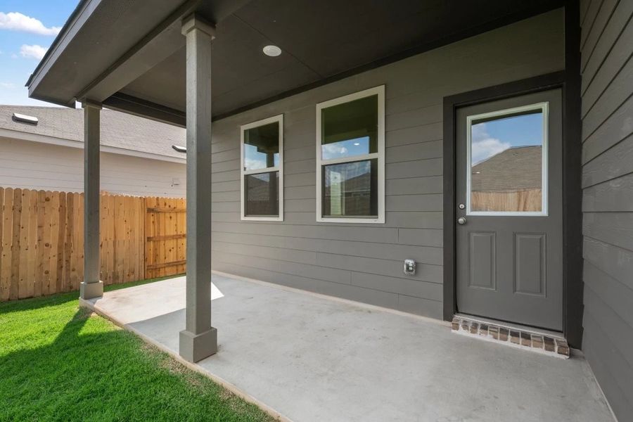 Exterior details and patio area of a home in Rolling Glen, Hutto (Image 3).