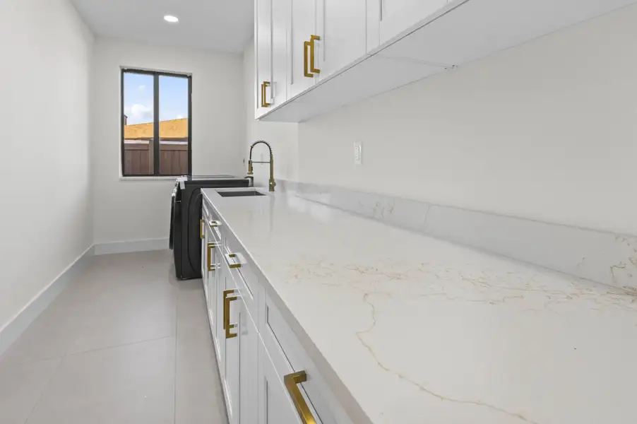39 Laundry Room 02