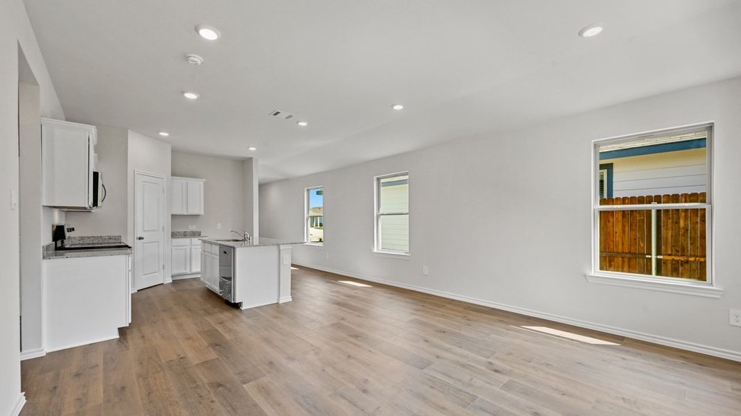 Spacious, unfurnished interior of a new home in Blaire Lake, Tyler (Image 16).