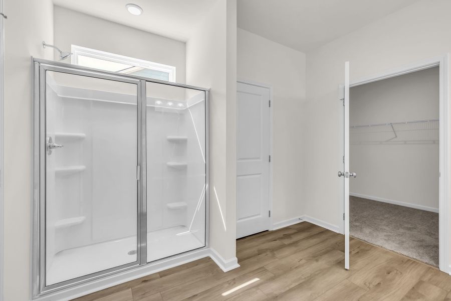 Large walk in shower! Large walk in shower!