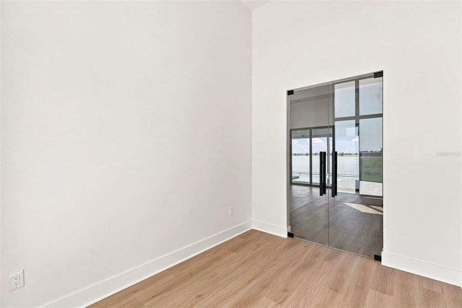 Spacious, unfurnished interior of a new home in , Placida (Image 25).
