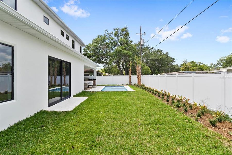 Exterior details and patio area of a home in , Orlando (Image 4).