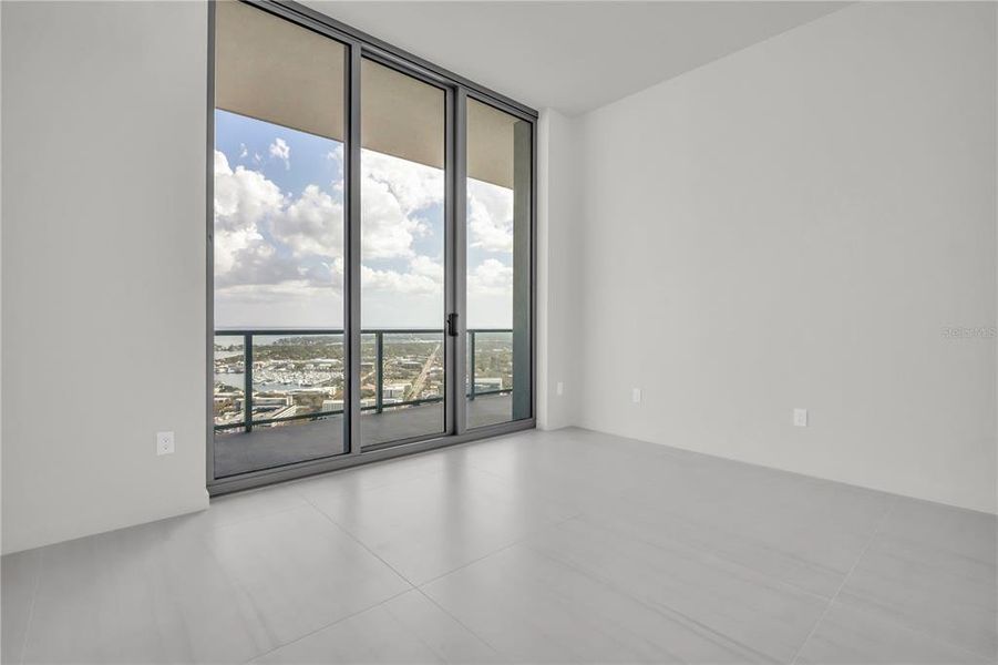 Spacious, unfurnished interior of a new home in , St. Petersburg (Image 28).