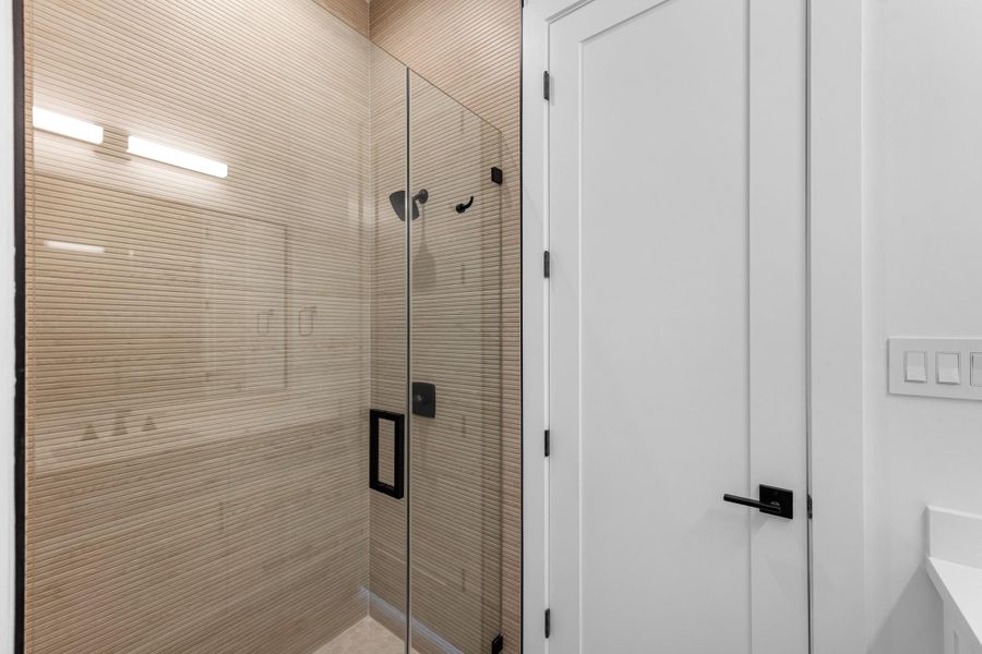 full bathroom for bedroom 2