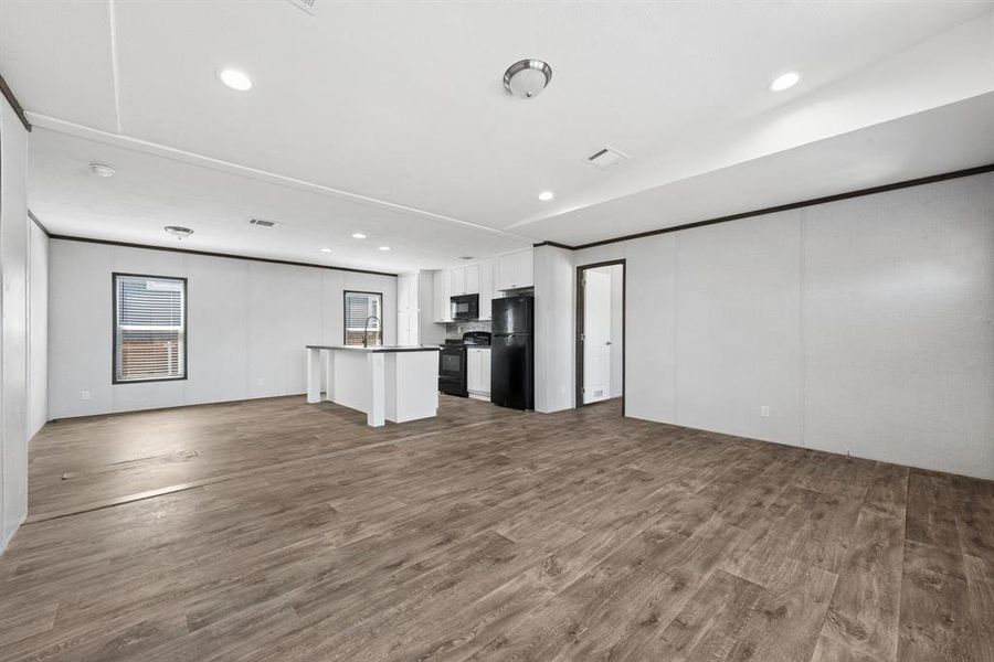 Spacious, unfurnished interior of a new home in , Granbury (Image 17).