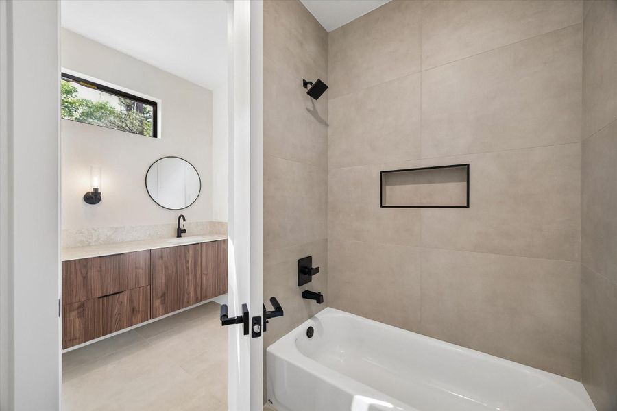 Furnished interior view inside a new home in , Conroe (Image 4).