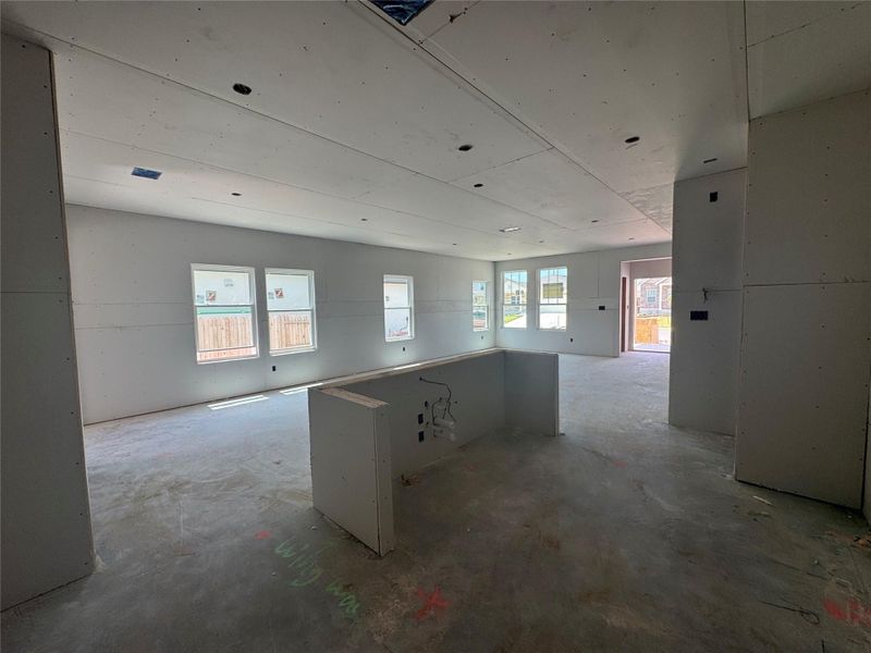 Spacious, unfurnished interior of a new home in Village at Three Oaks, Seguin (Image 13).