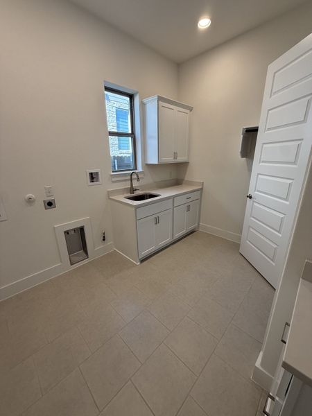 Representative furnished interior of a home built from the Topaz II by Giddens Homes in Riverstone, Georgetown (Image 90).
