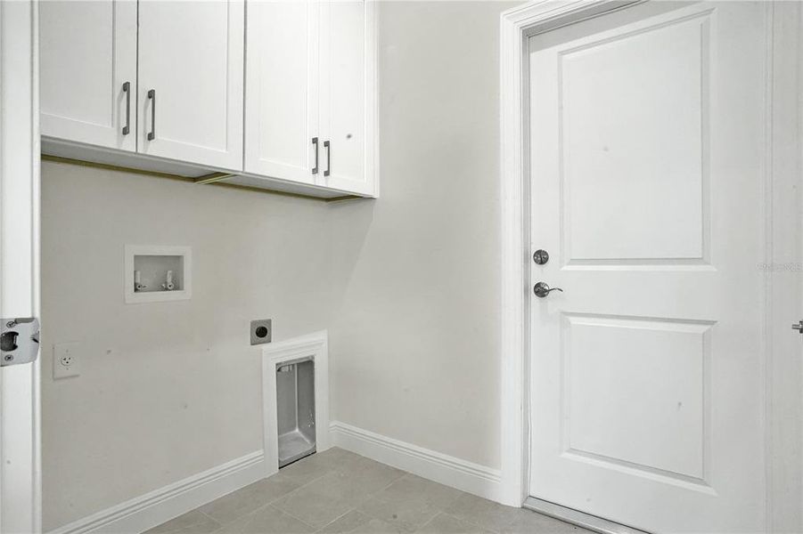 Spacious, unfurnished interior of a new home in , Cape Coral (Image 41).