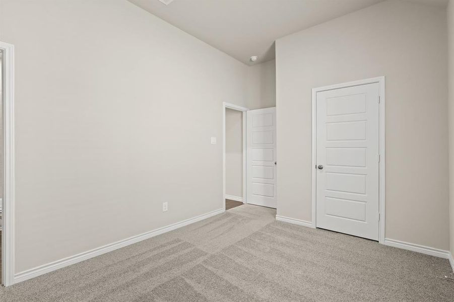Spacious, unfurnished interior of a new home in Rocky Creek Crossing, Fort Worth (Image 33).
