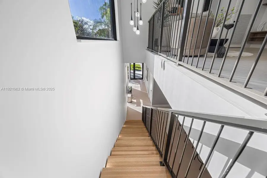 Spacious, unfurnished interior of a new home in , Fort Lauderdale (Image 99).
