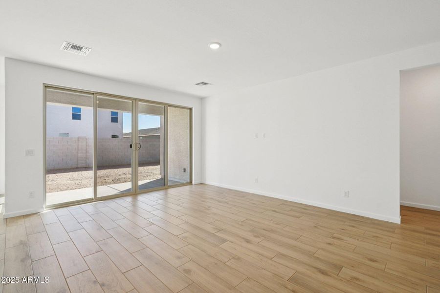 7-web-or-mls-W Mellen Ln-S0512-007