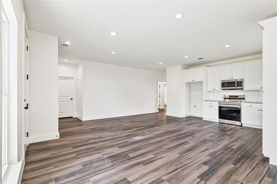 Spacious, unfurnished interior of a new home in , Whitesboro (Image 20). Spacious, unfurnished interior of a new home in , Whitesboro (Image 20).
