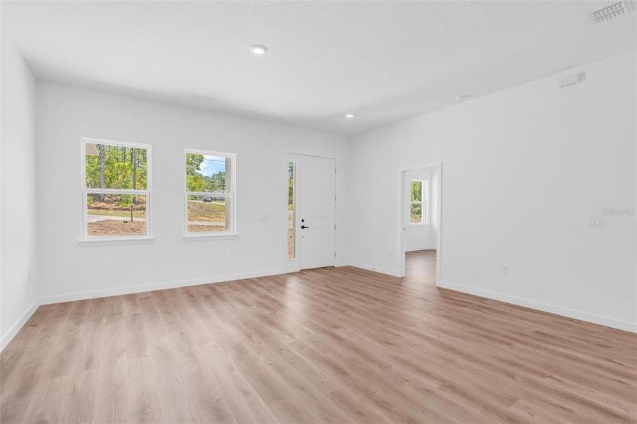 Spacious, unfurnished interior of a new home in , Citrus Springs (Image 42).