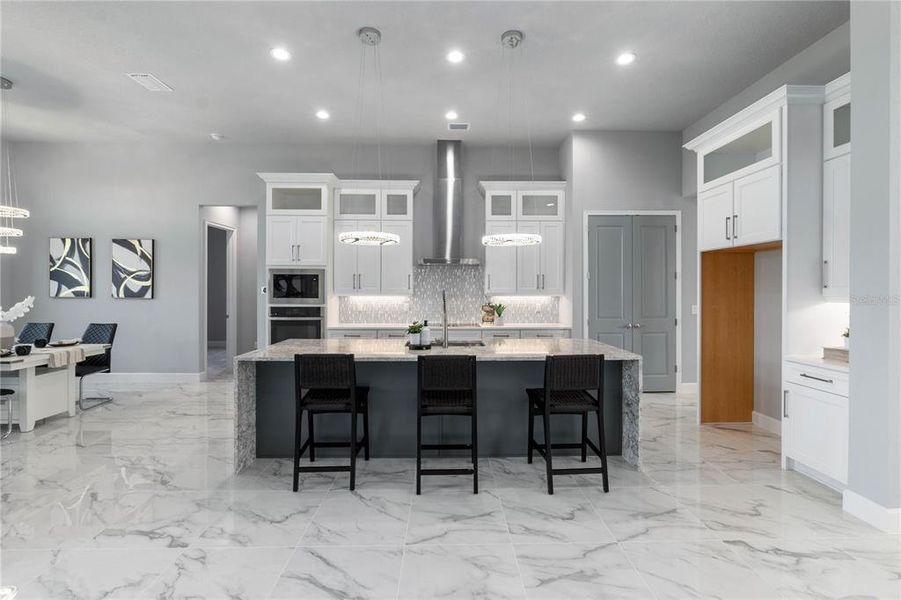 Chef's Kitchen w/Breakfast Bar Chef's Kitchen w/Breakfast Bar