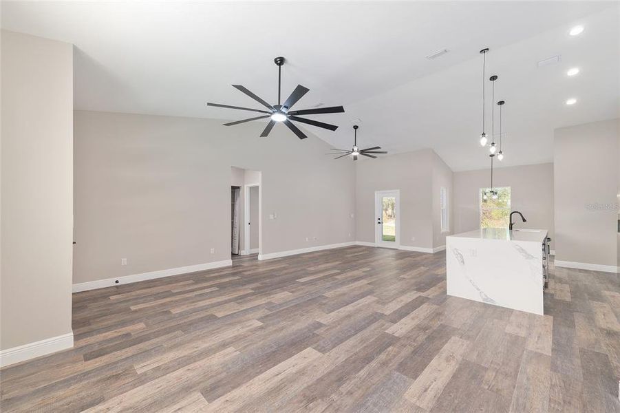 Spacious, unfurnished interior of a new home in , Citrus Springs (Image 27).