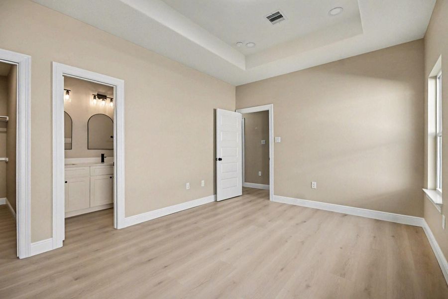 Spacious, unfurnished interior of a new home in , La Marque (Image 10).