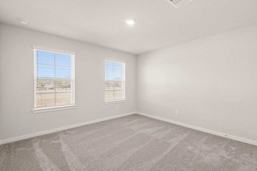 Spacious, unfurnished interior of a new home in Country Creek, Mont Belvieu (Image 15).