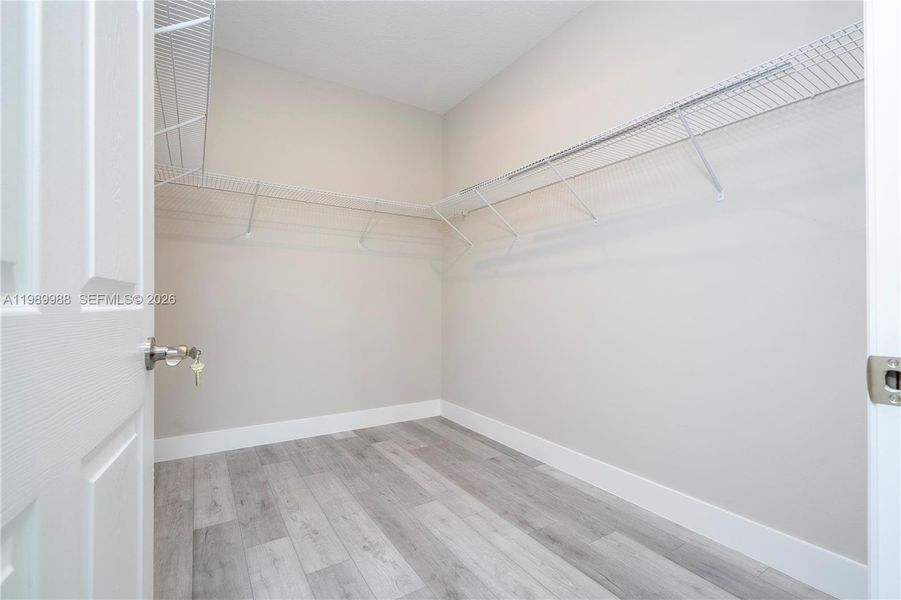 Spacious, unfurnished interior of a new home in , Sebring (Image 50).