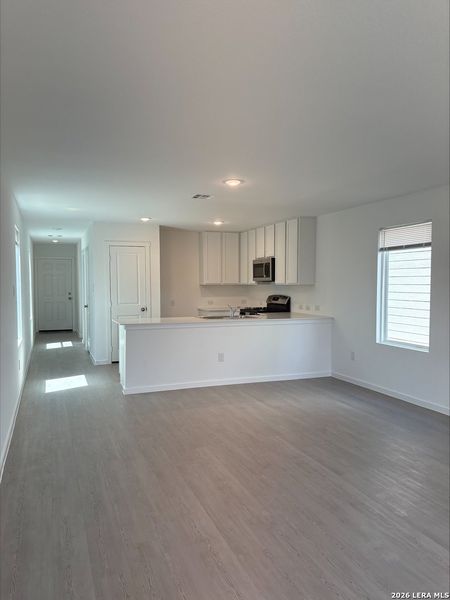 Spacious, unfurnished interior of a new home in Sapphire Meadows, San Antonio (Image 4).