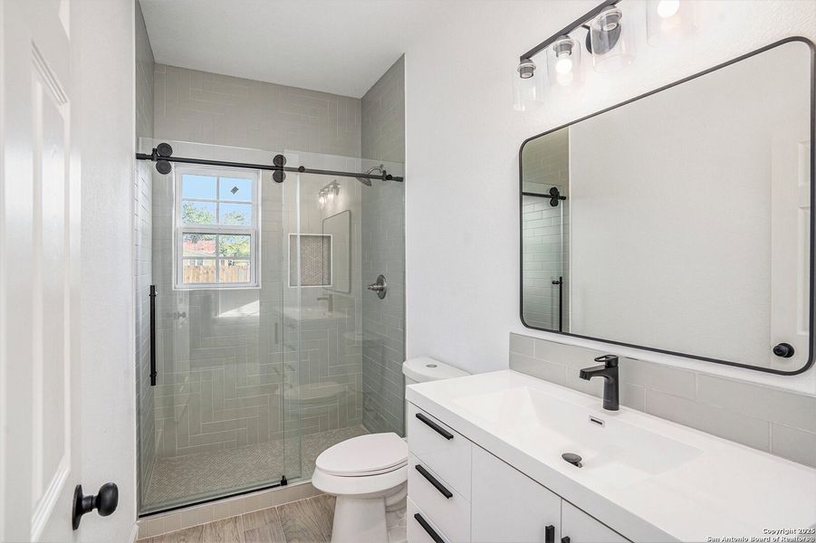 Furnished interior view inside a new home in , Seguin (Image 9).