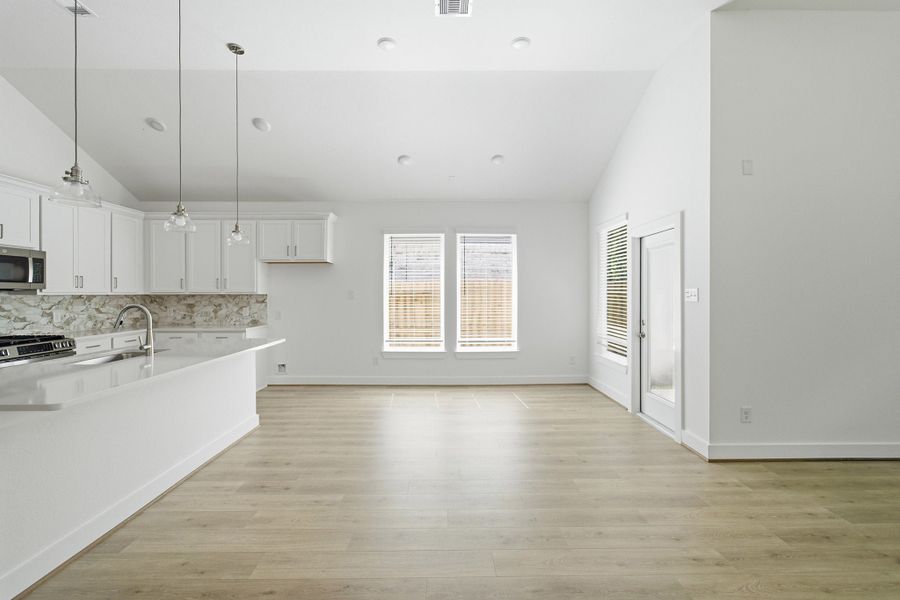 Spacious, unfurnished interior of a new home in Sundance Cove, Crosby (Image 31).