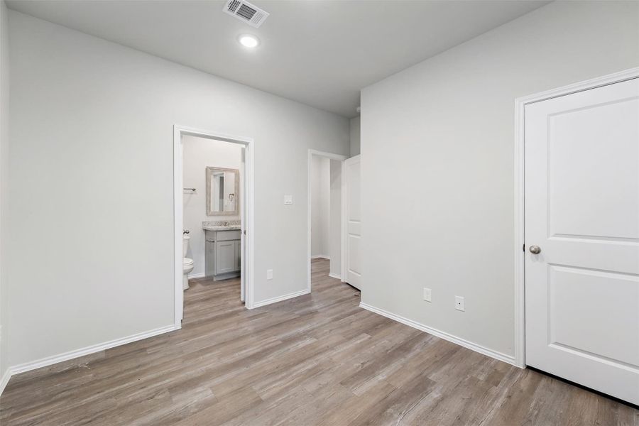Spacious, unfurnished interior of a new home in , Lufkin (Image 24).