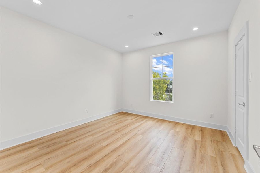 Spacious, unfurnished interior of a new home in , Houston (Image 21).