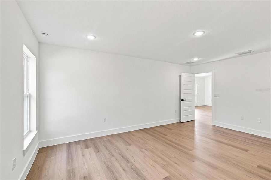 Spacious, unfurnished interior of a new home in , Sebring (Image 37).