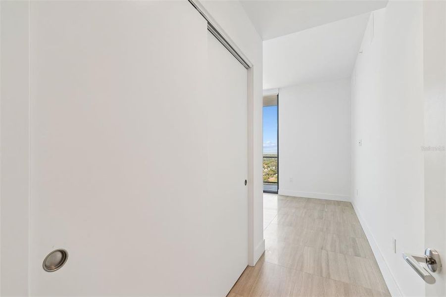 Spacious, unfurnished interior of a new home in , Tampa (Image 40).