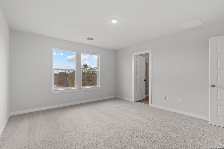 Spacious, unfurnished interior of a new home in Senna, Leon Valley (Image 13).