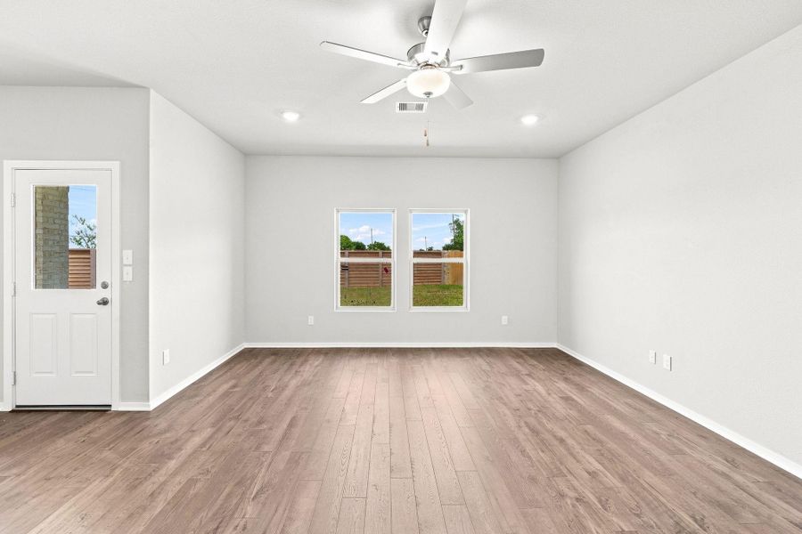Spacious, unfurnished interior of a new home in Laurel Landing, Alvin (Image 14).