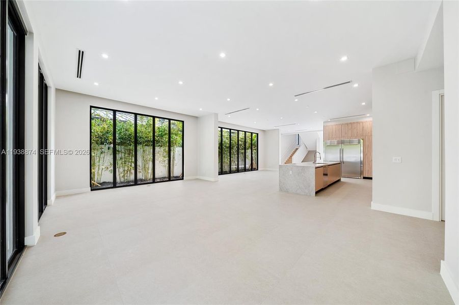 Spacious, unfurnished interior of a new home in , Fort Lauderdale (Image 37).