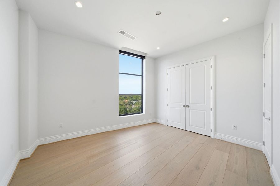 Secondary bedroom: Shares a stylish Hollywood bath, with connects to the adjacent room. Secondary bedroom: Shares a stylish Hollywood bath, with connects to the adjacent room.