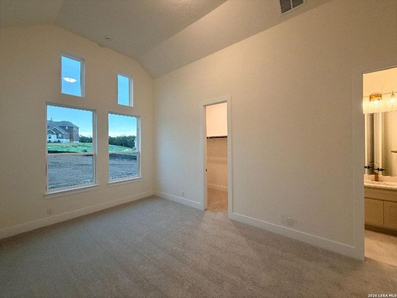 Spacious, unfurnished interior of a new home in Waldsanger, New Braunfels (Image 31).