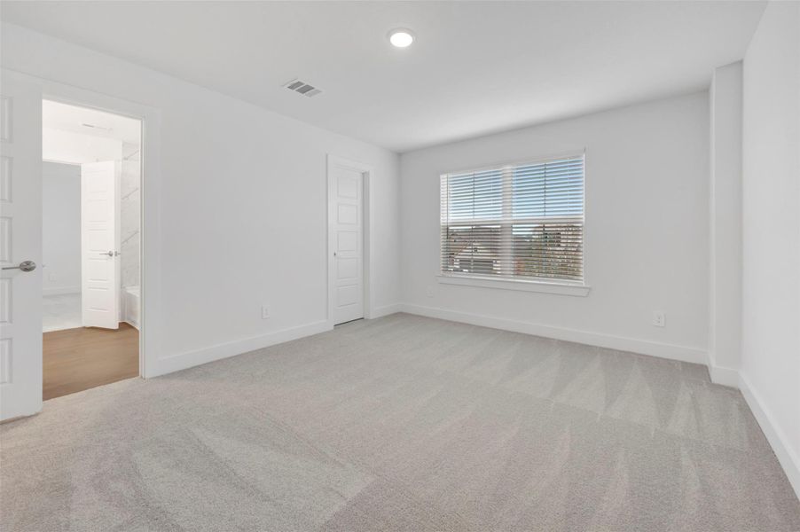 Spacious, unfurnished interior of a new home in Sorella, Tomball (Image 33).