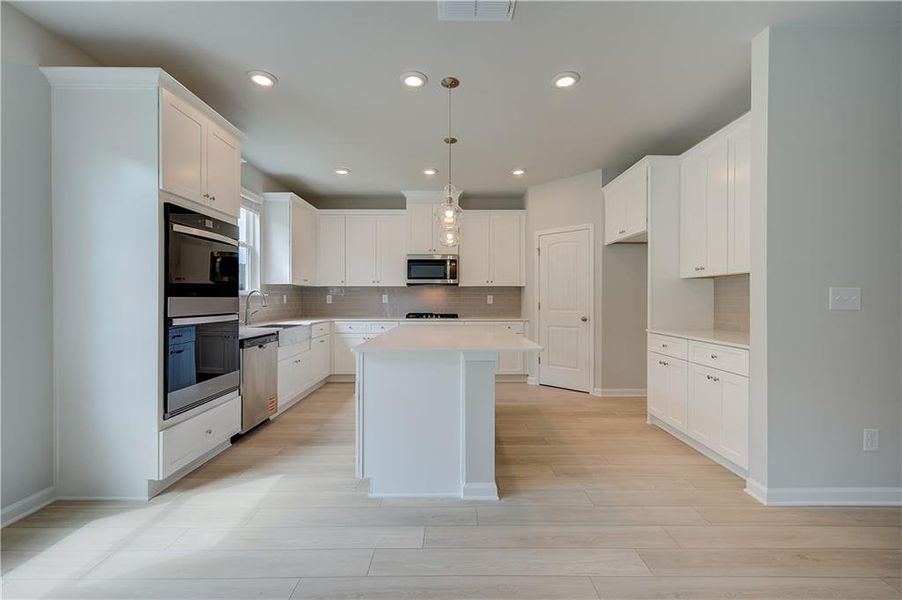 Furnished interior view inside a new home in Abbotts Crossing, Conyers (Image 7).