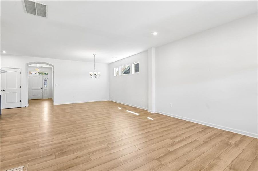 Spacious, unfurnished interior of a new home in Poplar Place, Dallas (Image 23).