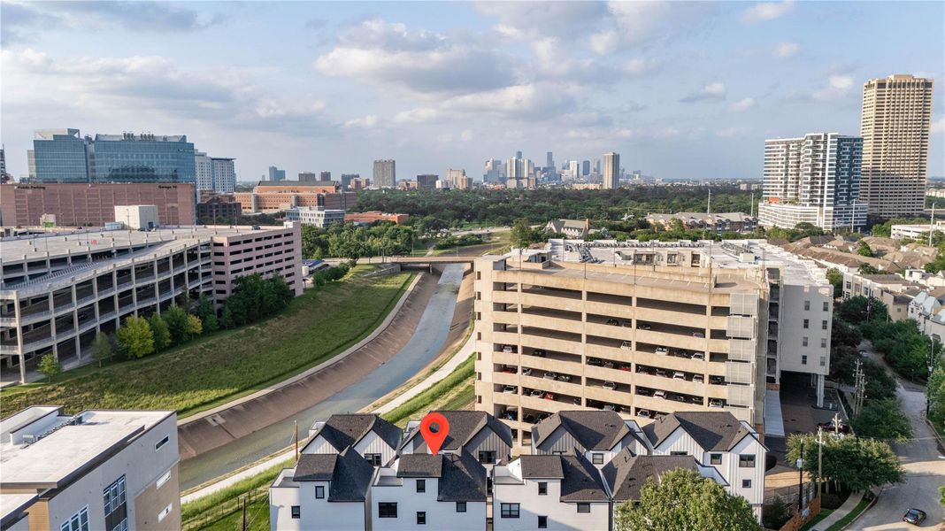 Condo located in Houston, TX showcasing its design and architecture (Image 5).